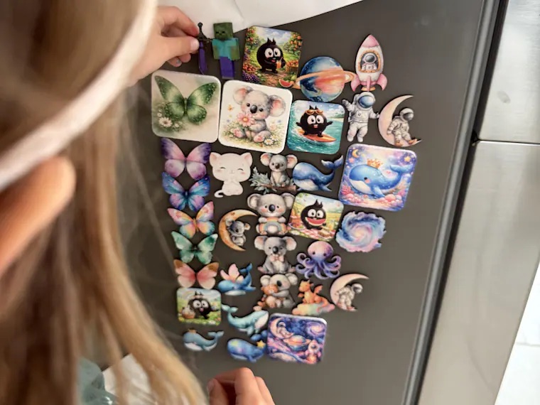 Houten magneetjes van Flowz worden op de koelkast geschikt